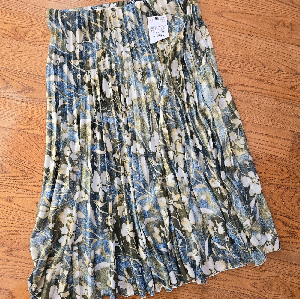 Floral Pleated Midi Skirt